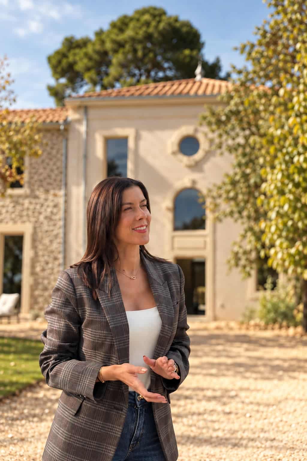 Portrait chaleureux devant une villa provençale(2) PORTRAIT DOUNIA ROSSIGNOL